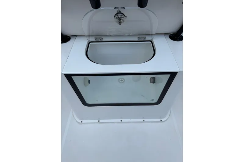  Yacht Photos Pics 2023 Sea Hunt Gamefish 27 Forward Seating livewell with transparent lid and faucet.