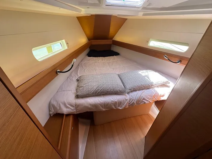 Celtic Rose Yacht Photos Pics 2018 Jeanneau Sun Odyssey 419 cabin interior with cozy bed and natural light.