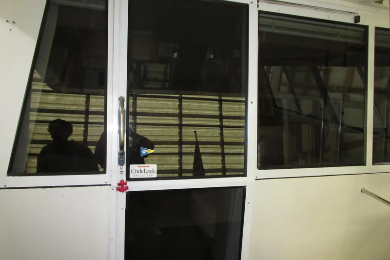 Yeah Yacht Photos Pics Bayliner 4788 Pilot House Motoryacht 1999 with secure glass door and Codelock protection.