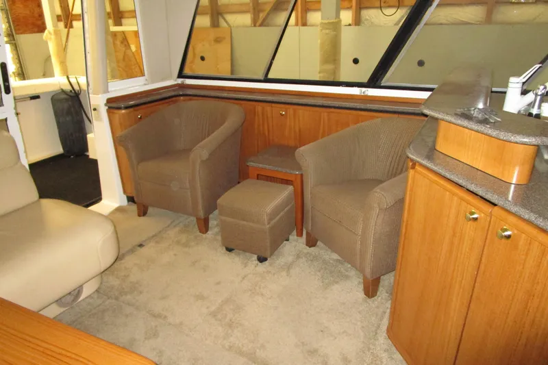 Yeah Yacht Photos Pics Interior of 1999 Bayliner 4788 Pilot House Motoryacht with cozy seating and wood accents.