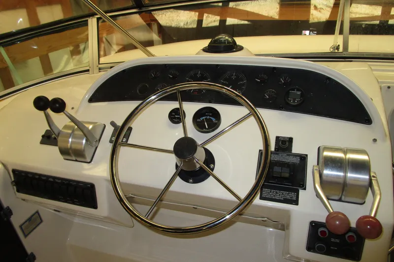 Yeah Yacht Photos Pics 1999 Bayliner 4788 Pilot House Motoryacht helm with steering wheel and control panel.