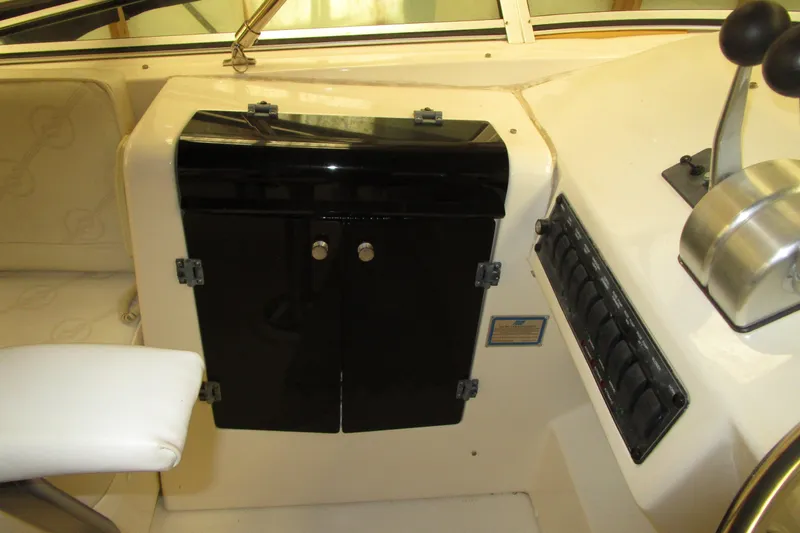 Yeah Yacht Photos Pics 1999 Bayliner 4788 Pilot House Motoryacht helm with control panel and seating.