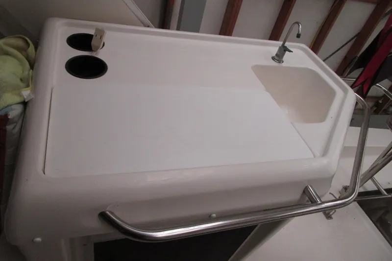 Yeah Yacht Photos Pics 1999 Bayliner 4788 Pilot House Motoryacht sink area with faucet and cup holders.