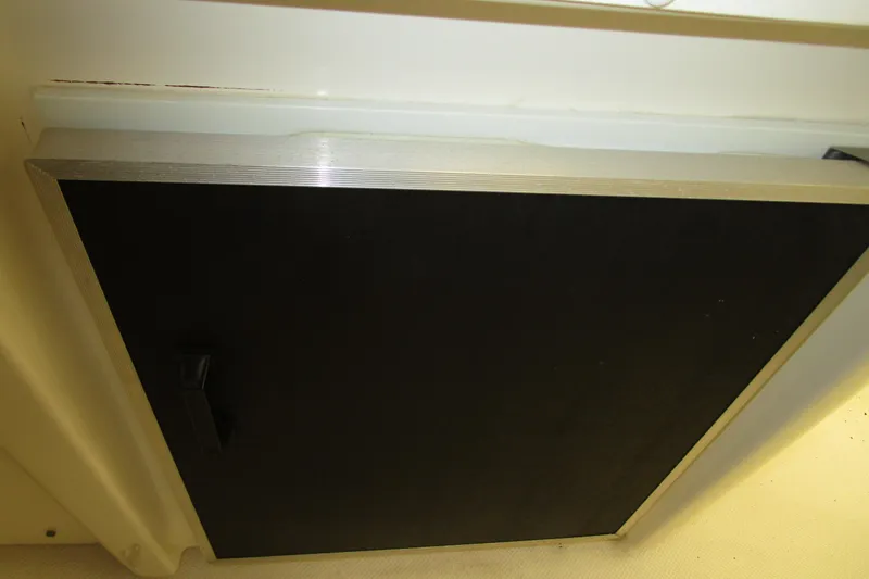 Yeah Yacht Photos Pics 1999 Bayliner 4788 Pilot House Motoryacht upper deck refrigerator.