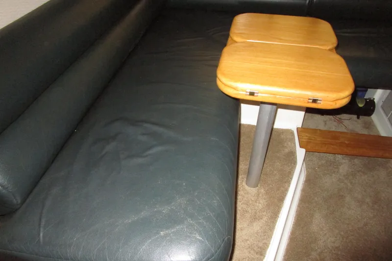 Yeah Yacht Photos Pics Interior seating and table of 1999 Bayliner 4788 Pilot House Motoryacht.