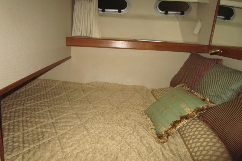 Yeah Yacht Photos Pics Cozy cabin interior of 1999 Bayliner 4788 Pilot House Motoryacht with plush bedding.