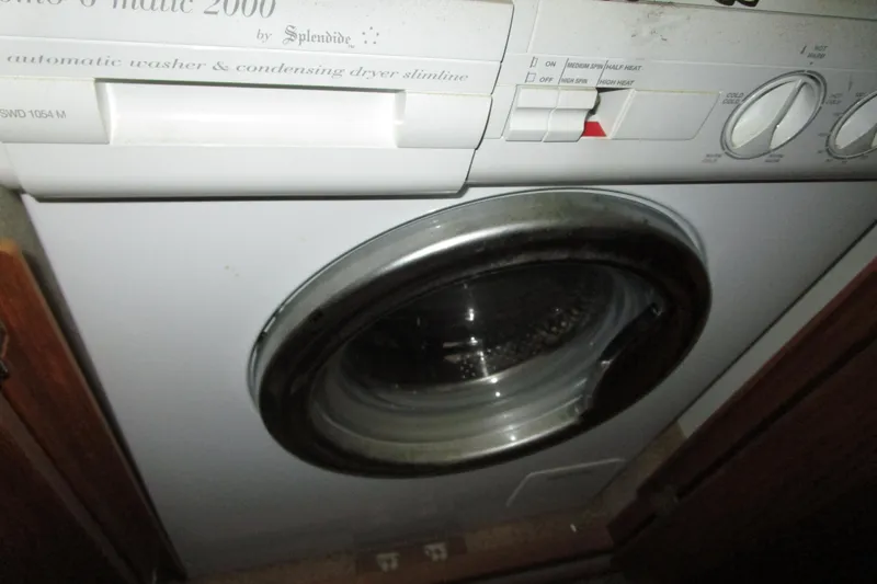 Yeah Yacht Photos Pics Splendide washer-dryer unit inside 1999 Bayliner 4788 Pilot House Motoryacht.