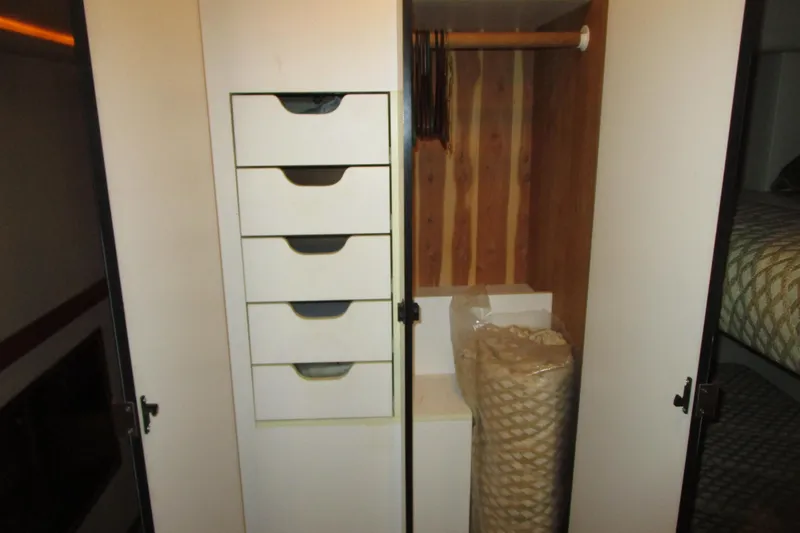 Yeah Yacht Photos Pics Interior storage of 1999 Bayliner 4788 Pilot House Motoryacht with drawers and hanging space.