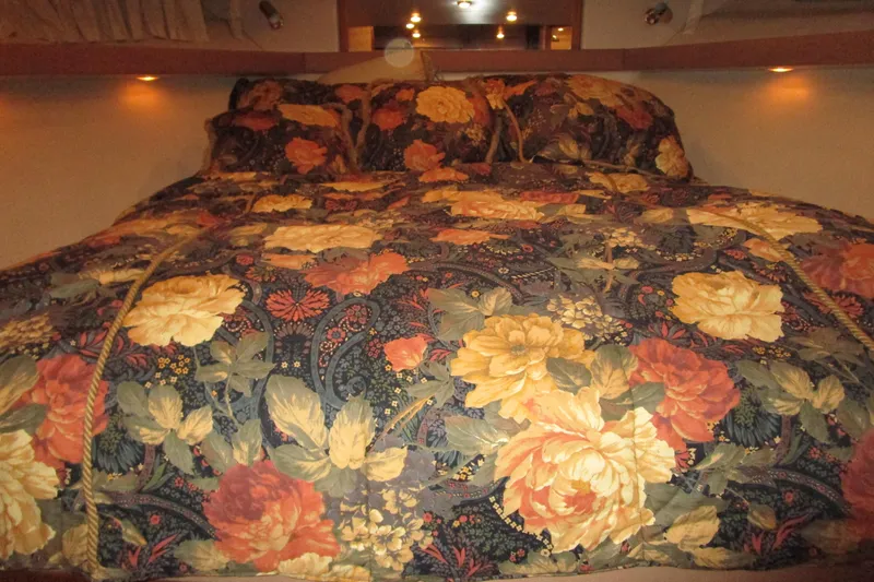 Yeah Yacht Photos Pics Floral-patterned bed in 1999 Bayliner 4788 Pilot House Motoryacht cabin.