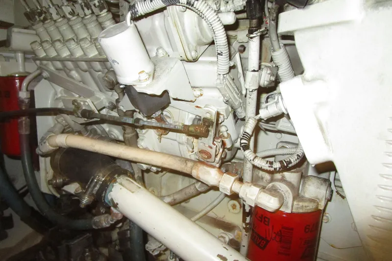 Yeah Yacht Photos Pics Engine components of a 1999 Bayliner 4788 Pilot House Motoryacht, featuring hoses and filters.