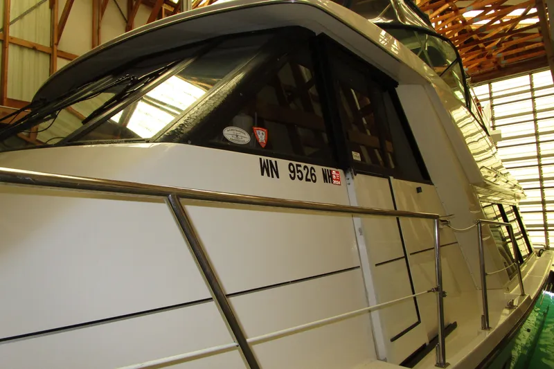 Yeah Yacht Photos Pics 1999 Bayliner 4788 Pilot House Motoryacht in storage, side view with registration number.