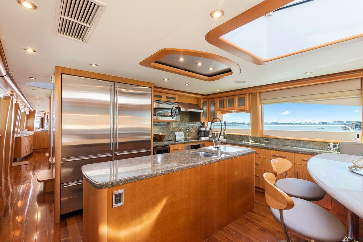 2008 Lazzara 116 