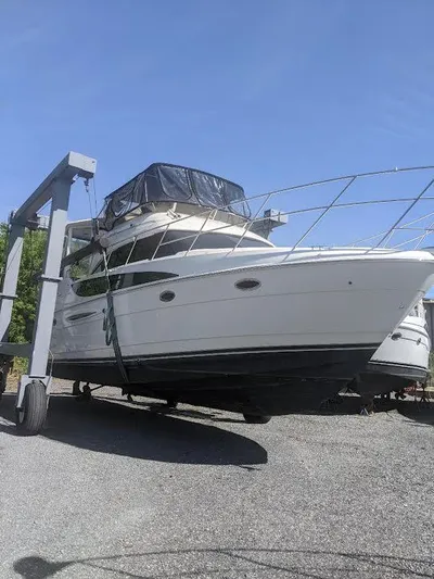  Yacht Photos Pics 2005 Meridian 459 Motoryacht on dry dock under clear blue sky.