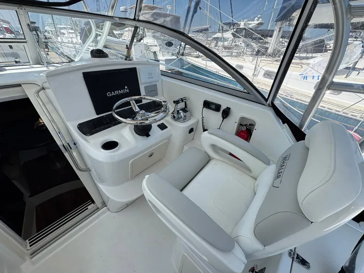 Bilboat Baggins Yacht Photos Pics Helm of 2011 Boston Whaler 305 Conquest with Garmin navigation system.