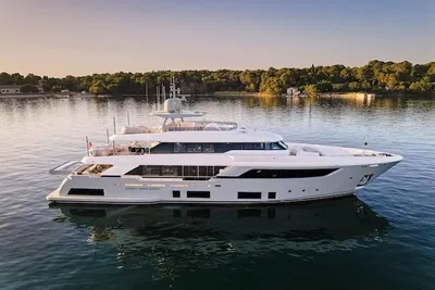 2022 Custom Line Navetta 37