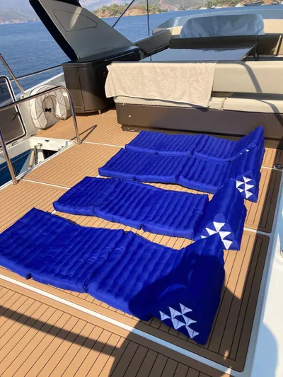 Bleu Blanc Yacht Photos Pics COUACH 2200