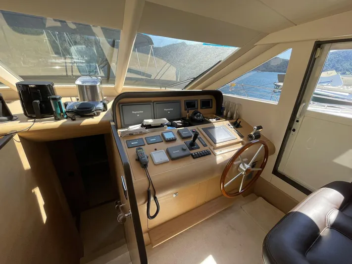 Bleu Blanc Yacht Photos Pics COUACH 2200