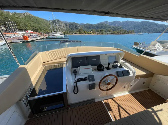 Bleu Blanc Yacht Photos Pics COUACH 2200