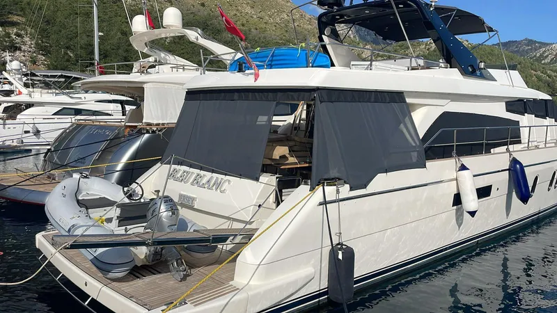 Bleu Blanc Yacht Photos Pics COUACH 2200