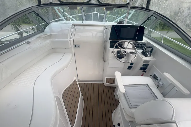  Yacht Photos Pics Interior of 2001 Boston Whaler 285 Conquest boat, featuring helm and seating area.