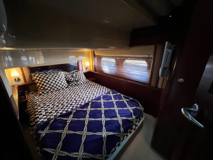  Yacht Photos Pics Luxurious bedroom interior of 2005 Sea Ray 500 Sedan Bridge yacht.