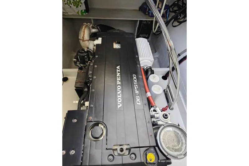 Libert'e Yacht Photos Pics Volvo Penta D6-IPS500 engine in 2020 Fountaine Pajot MY6 yacht.