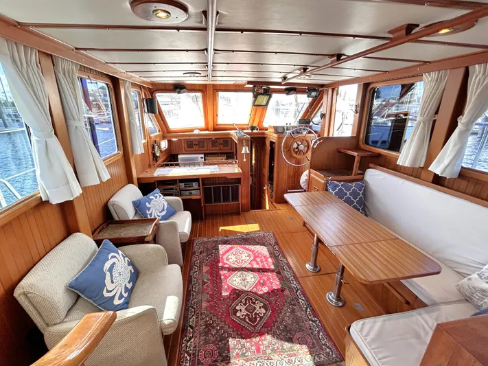  Yacht Photos Pics 1987 Marine Trader 44 Sunbridge Trawler interior with cozy seating and nautical decor.