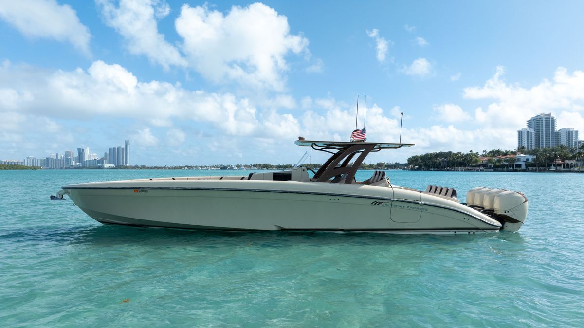 2019 Midnight Express 43 