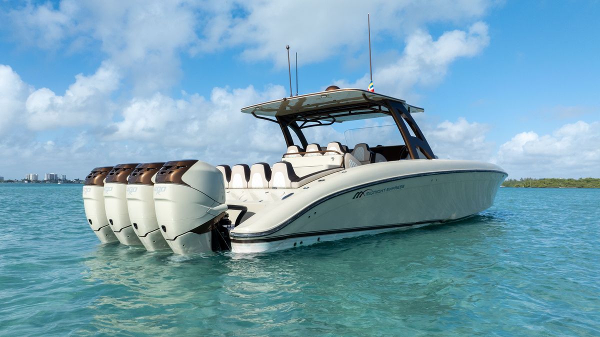 2019 Midnight Express 43 