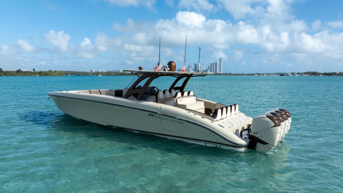 2019 Midnight Express 43 