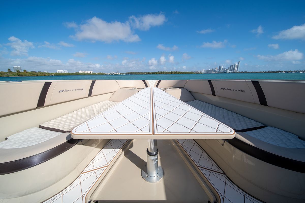 2019 Midnight Express 43 