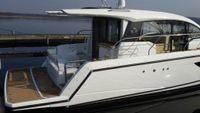 2018 Sealine C330