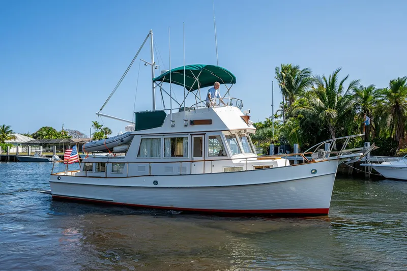 1000 Miles From Nowhere Yacht Photos Pics 