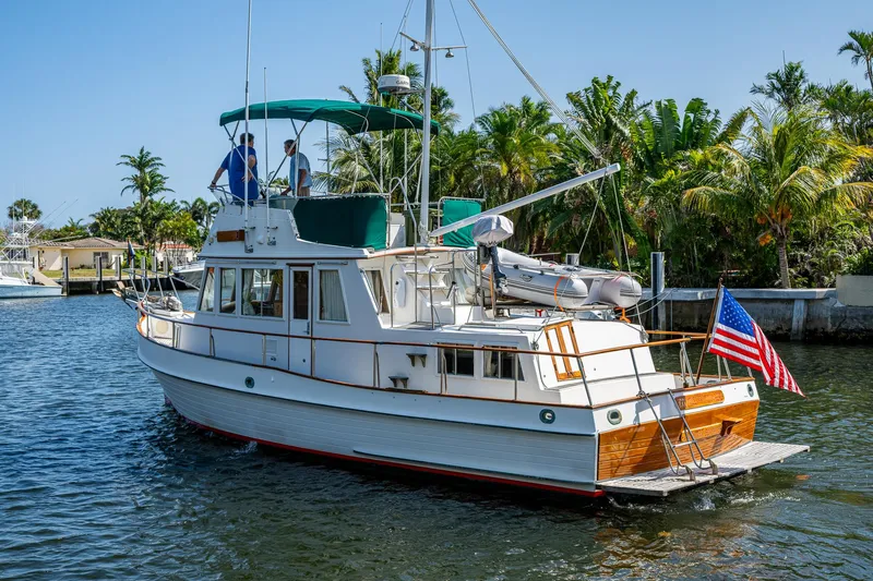 1000 Miles From Nowhere Yacht Photos Pics 