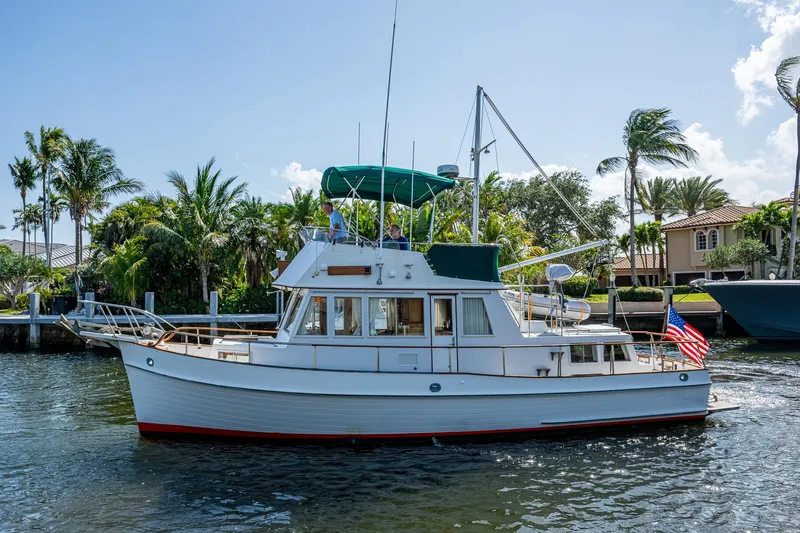 1000 Miles From Nowhere Yacht Photos Pics 