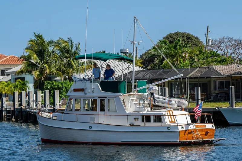 1000 Miles From Nowhere Yacht Photos Pics 