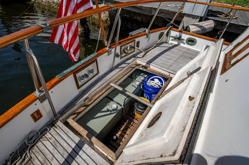 1000 Miles From Nowhere Yacht Photos Pics 