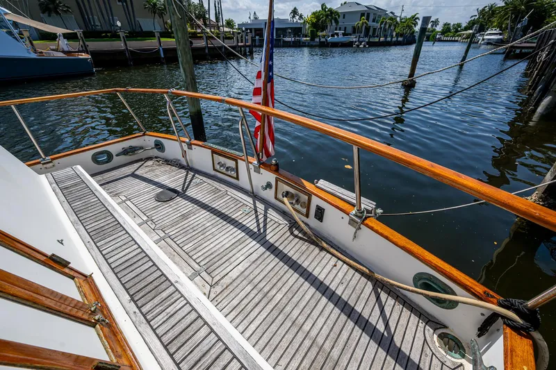 1000 Miles From Nowhere Yacht Photos Pics 