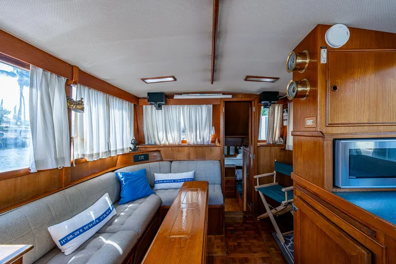 1000 Miles From Nowhere Yacht Photos Pics 