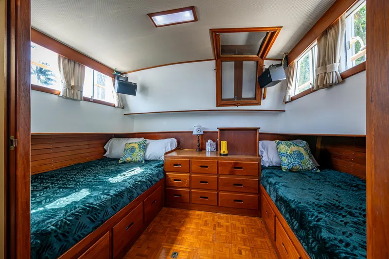 1000 Miles From Nowhere Yacht Photos Pics 