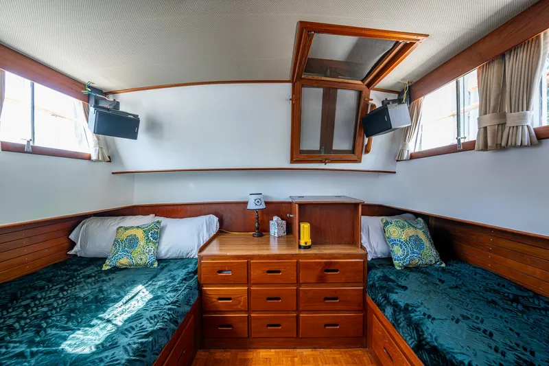 1000 Miles From Nowhere Yacht Photos Pics 