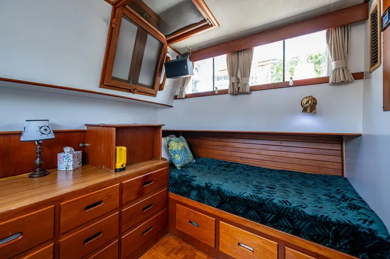 1000 Miles From Nowhere Yacht Photos Pics 