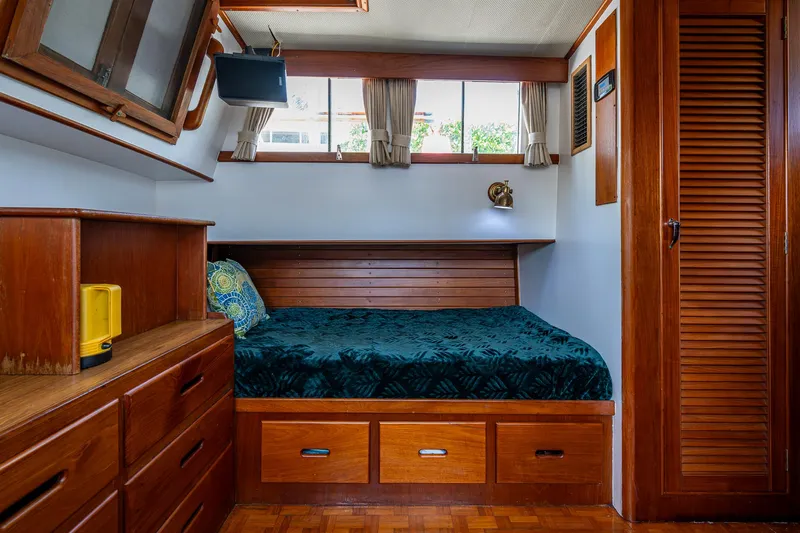 1000 Miles From Nowhere Yacht Photos Pics 