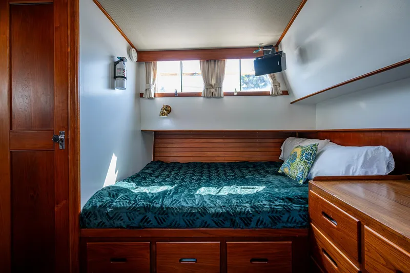 1000 Miles From Nowhere Yacht Photos Pics 