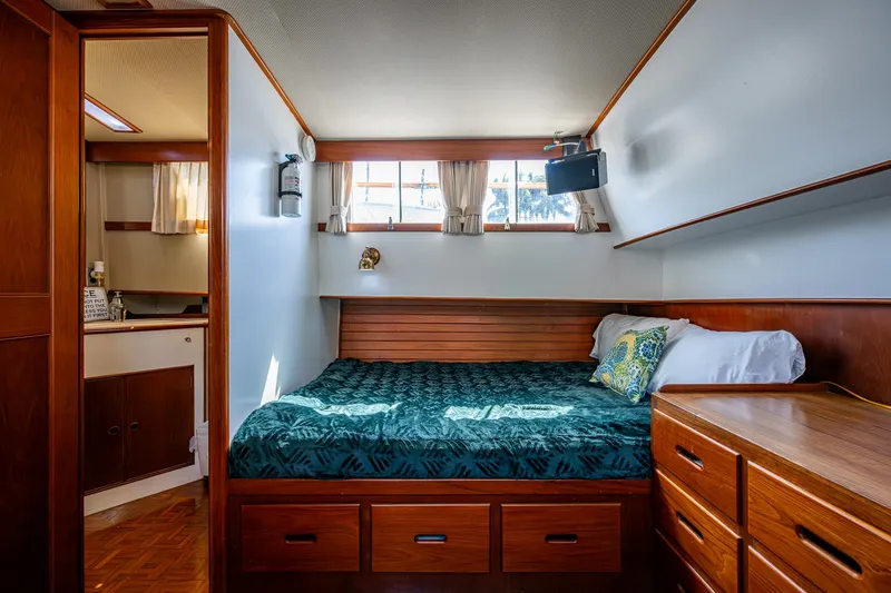 1000 Miles From Nowhere Yacht Photos Pics 