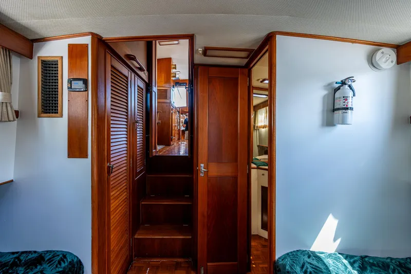 1000 Miles From Nowhere Yacht Photos Pics 