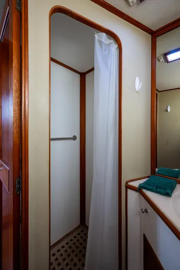 1000 Miles From Nowhere Yacht Photos Pics 