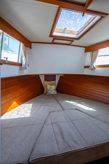 1000 Miles From Nowhere Yacht Photos Pics 