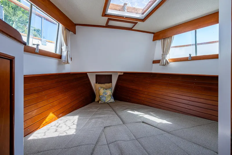 1000 Miles From Nowhere Yacht Photos Pics 