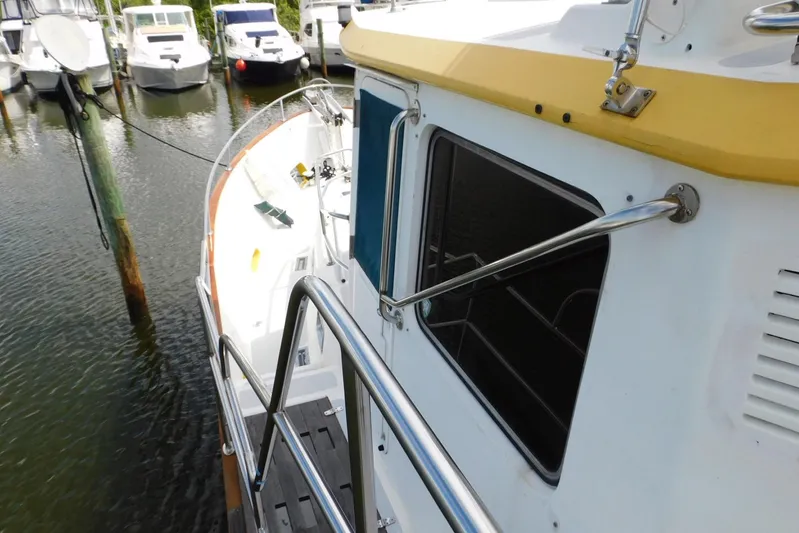 Popeye Yacht Photos Pics 1988 Hans Christian 45 Independence Trawler docked, showcasing side deck and railing details.